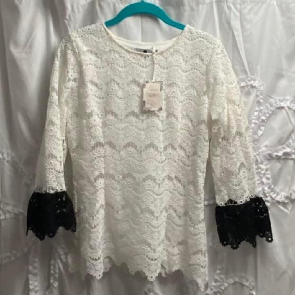Dainty Jewells lace top. Size Medium